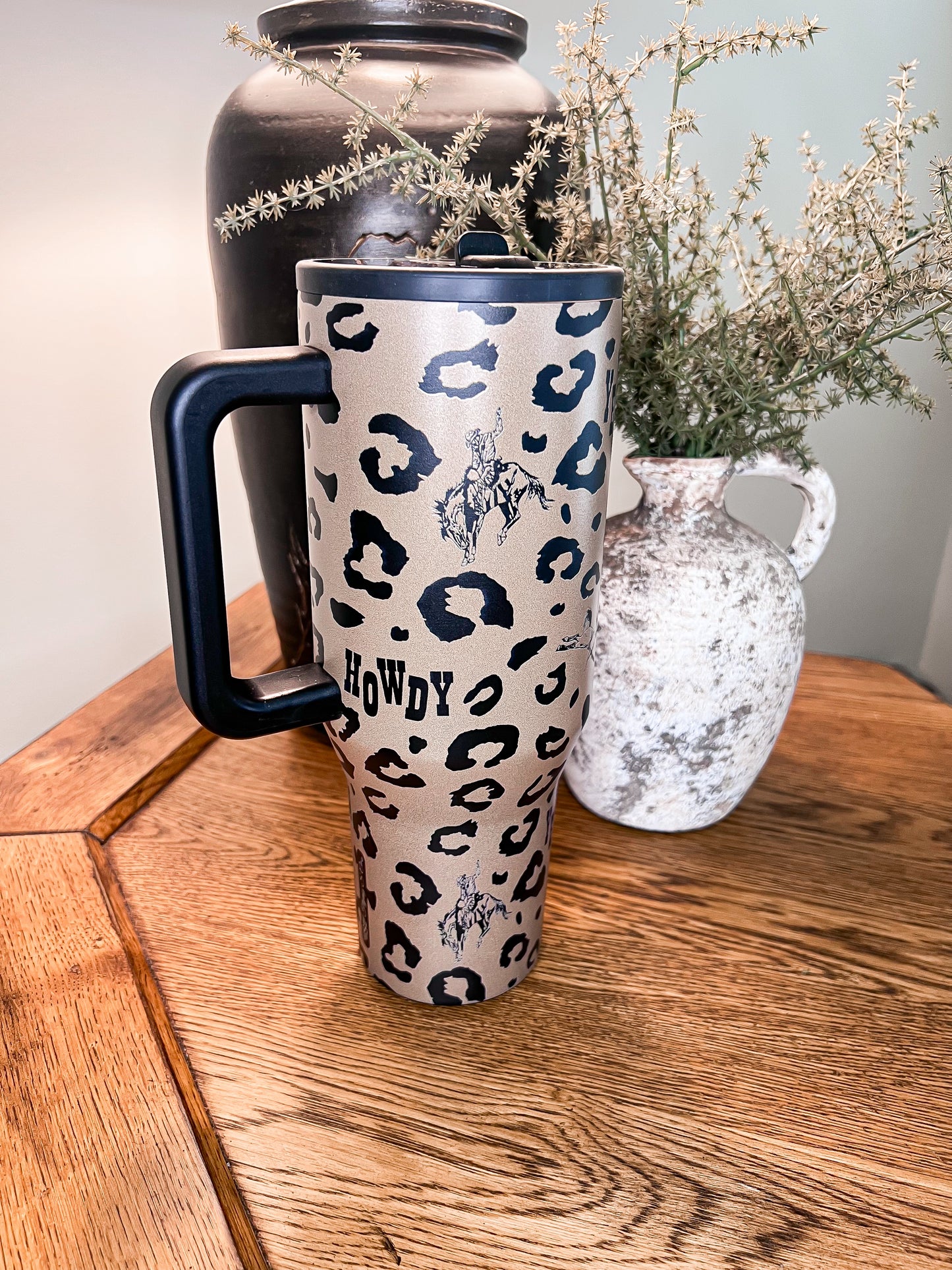 Spotted and Spurred 40oz Flip
Top Tumbler